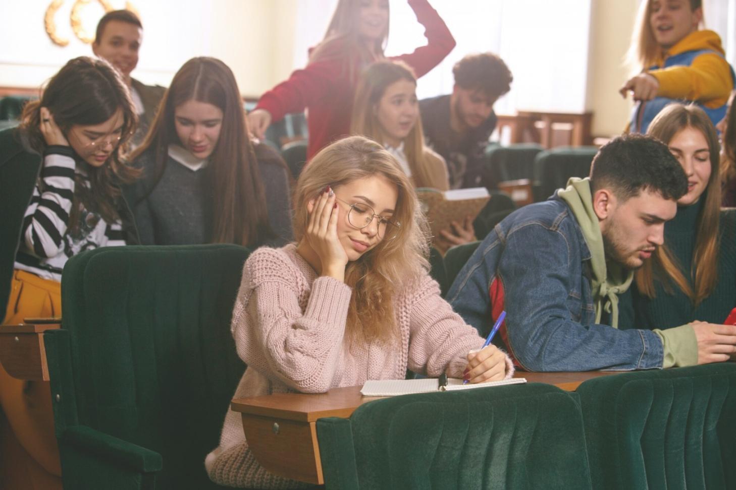 Estudiantes analizando conceptos financieros en el aula